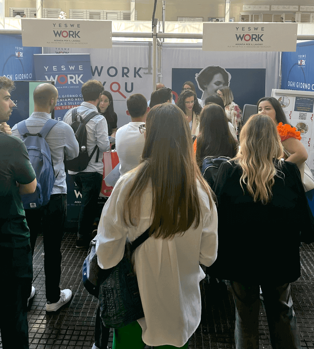 Molti candidati partecipanti al 'Job Meeting 2023' al Politecnico di Bari sono allo stand di YesWeWork per fare colloqui