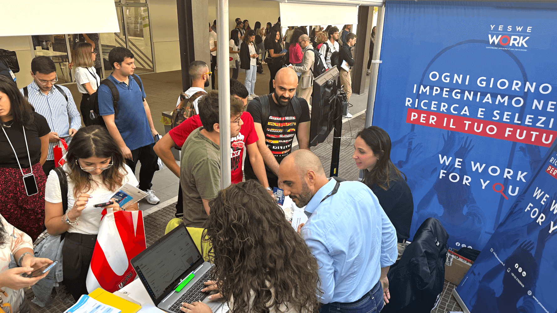 Vista dall'alto dello stand di YesWeWork affollato al Job Meeting 2023 presso il politecnico di Bari