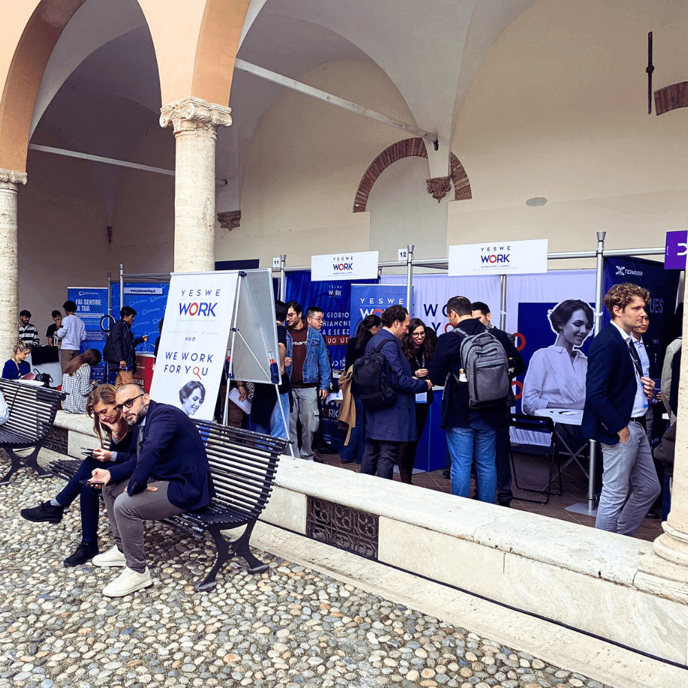 Visitatori interagiscono con lo stand YesWeWork al Job Meeting 2023 a Roma La Sapienza