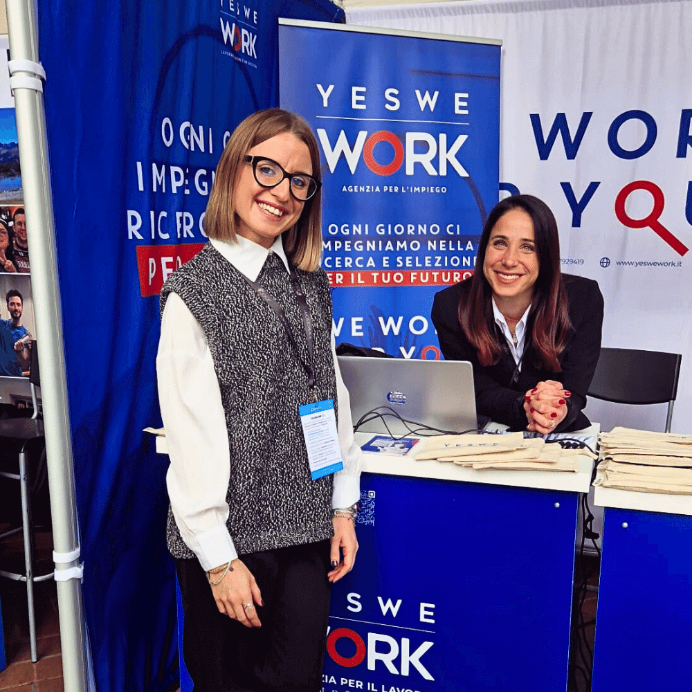 Due recruiter allo stand di YesWeWork sorridono durante il Job Meeting 2023 a Roma La Sapienza