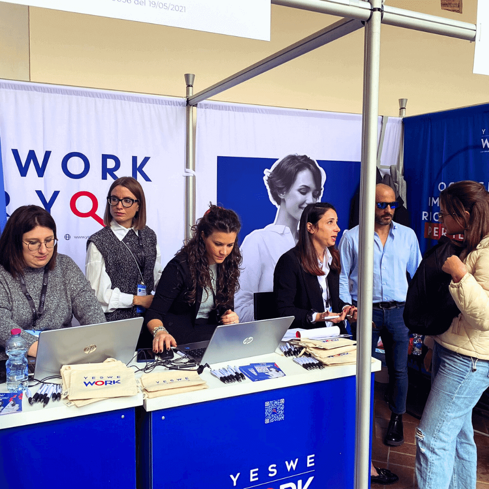 Delle recruiter esaminano i profili di alcuni candidati nello stand di YesWeWork al Job Meeting 2023 di Roma