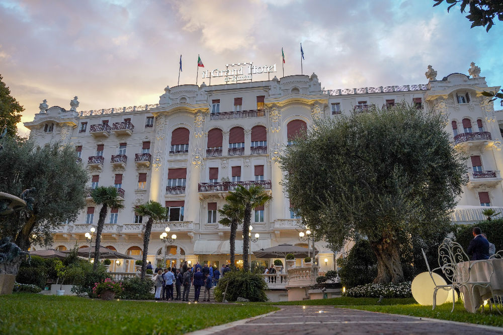 Esterno del Grand Hotel Rimini sede del Richmond HR Forum Winter Edition 2024. Ci sono persone riunite all'ingresso