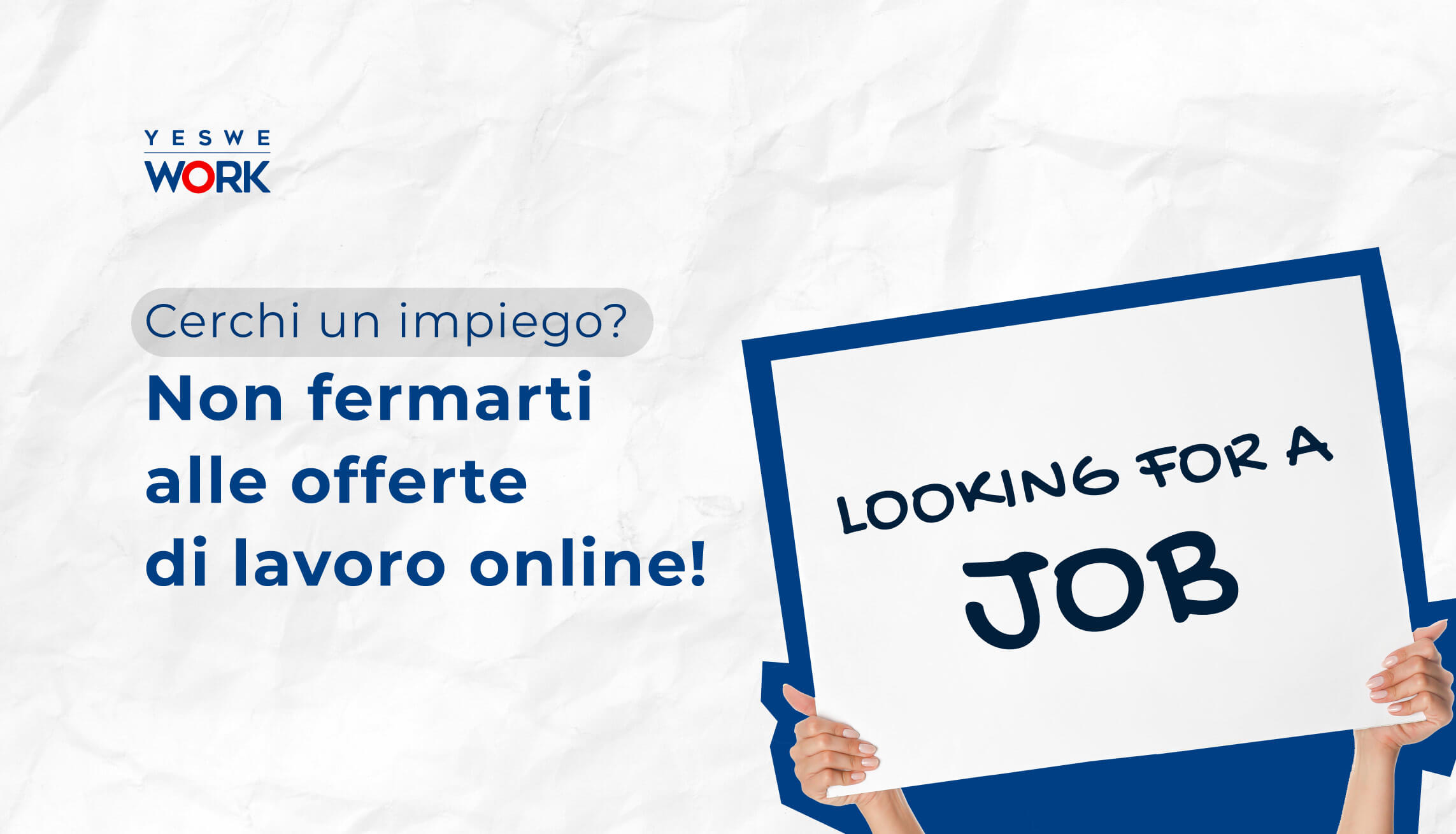 Cerchi un impiego? Non fermarti alle offerte di lavoro online!. Due mani reggono un cartello con scritta 'looking for a job'