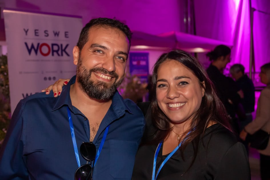 Francesco e Liliana del Team YesWeWork posano sorridenti per una foto durante l'ApeRecruiting Job Day di Trani