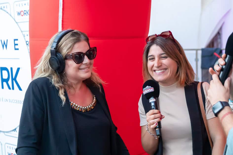 Due partecipanti sorridono mentre vengono iuntervistate al box di Radio Selene presente all'ApeRecruiting Job Day Trani