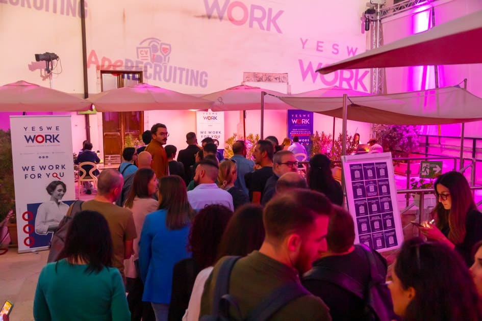 Mentre l'ApeRecruiting Job Day Trani prosegue, sulle mura del Palazzo Beltrani vengono proiettati i loghi dell'evento
