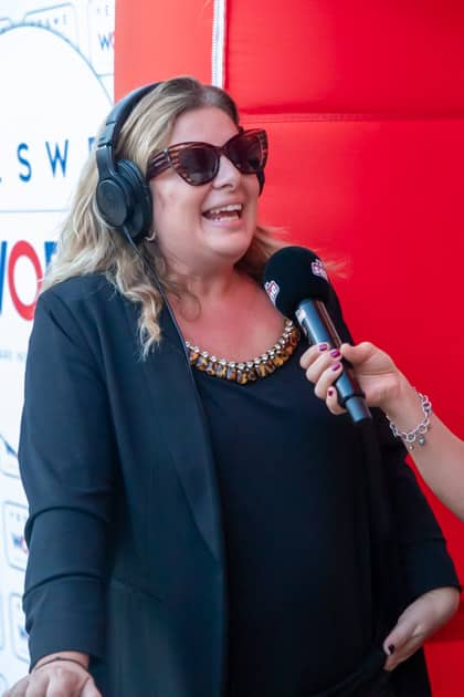 Una delle partecipanti all'ApeRecruiting Job Day mentre viene intervistata al microfono di Radio Selene. Ha l'aria allegra