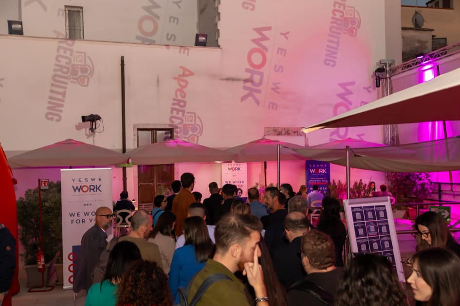 La terrazza del Palazzo delle Arti Beltrani è colma di candidati accorsi per l'ApeRecruiting Job Day di YesWeWork