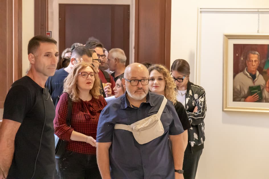 I primi avventori dell'ApeRecruiting Job Day di Trani attendono educatamente in fila all'ingresso il loro turno per entrare