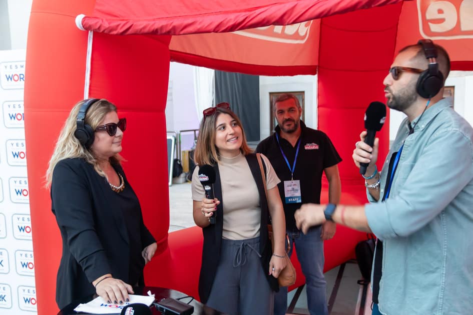Due delle partecipanti all'ApeRecruiting di Trani vengono intervistate da Luca Catalano al box di Radio Selene