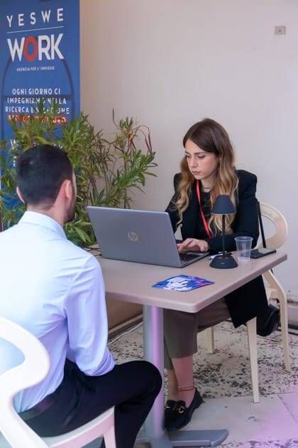 Una Recruiter di YesWeWork controlla il profilo di un candidato durante un colloquio all'ApeRecruiting Job Day di Trani