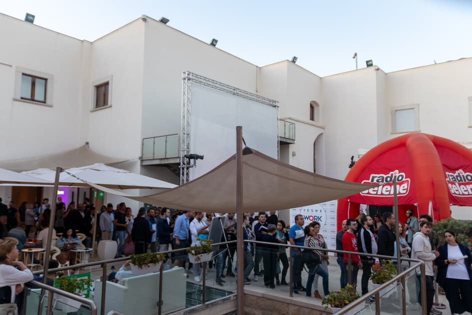 Pochi minuti dopo l'apertura dell'ApeRecruiting di Trani. La terrazza del Palazzo Beltrani è già piena di Candidati