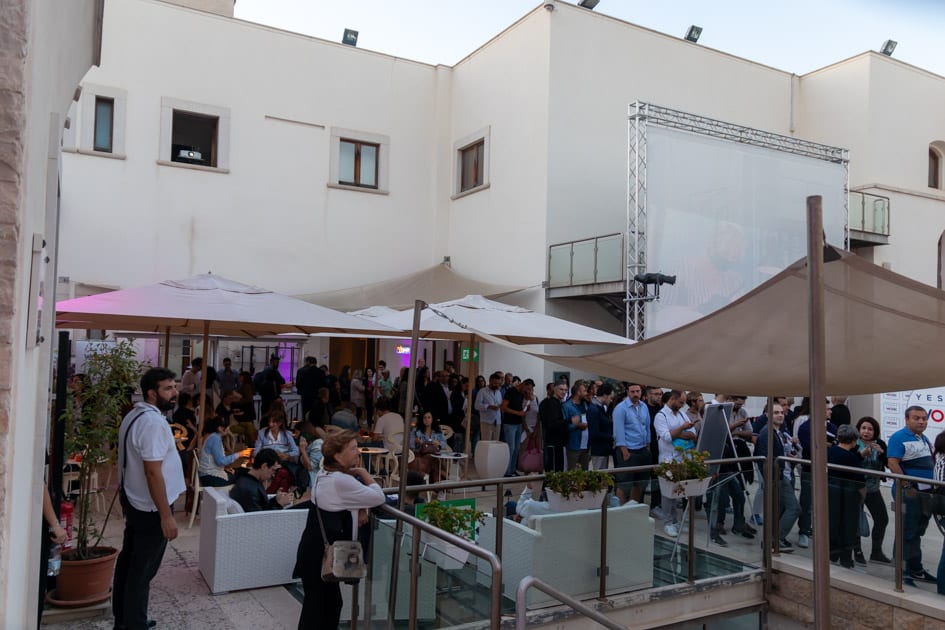 La terrazza del Palazzo delle Arti Beltrani è pieno di gente accorsa per partecipare all'ApeRecruiting Job Day