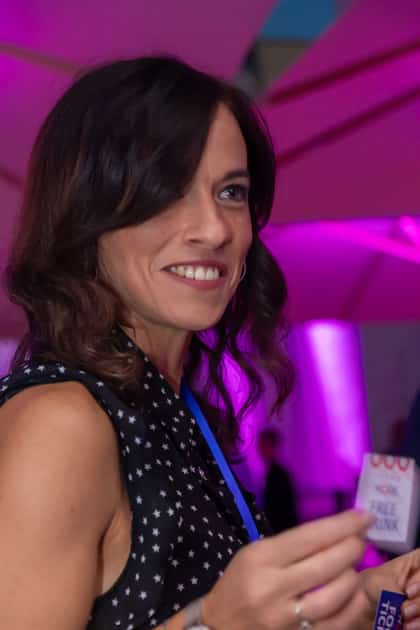 Una ragazza del team YesWeWork sorridendo tiene tra le dita un ticket free drink durante l'ApeRecruiting Job Day Trani