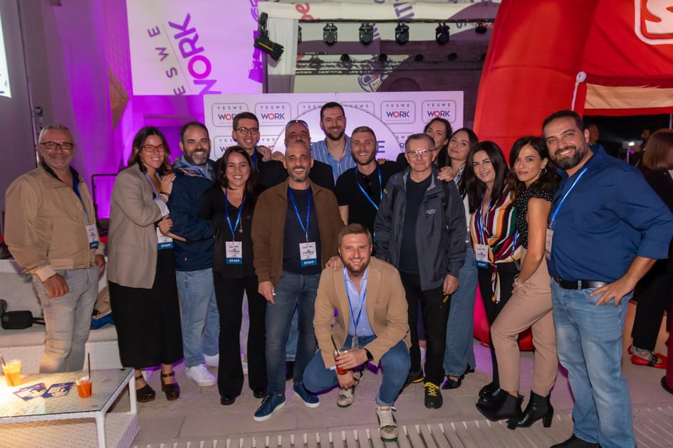 Il Team YesWeWork presente all'ApeRecruiting di Trani posa per una foto di gruppo quando l'evento sta per terminare