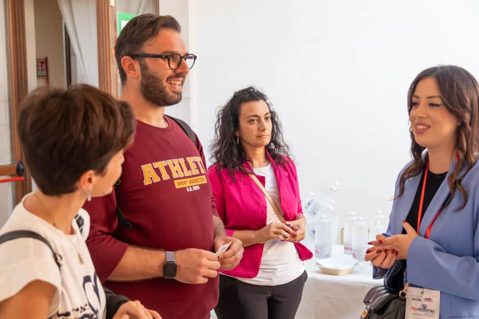 Dei ragazzi all'ApeRecruiting approfittano dell'esperienza di Rossella del Team YesWeWork per fare chiacchiere costruttive