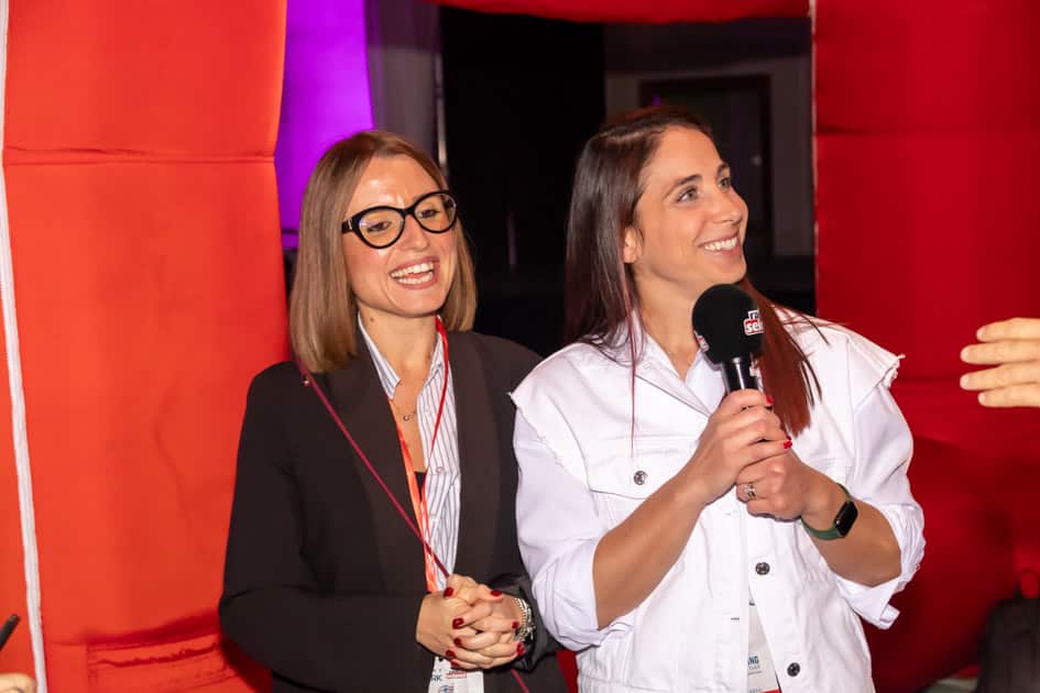 Le recruiter di YesWeWork Erika e Giorgia vengono intervistate da Radio Selene durante l'ApeRecruiting Job Day di Trani