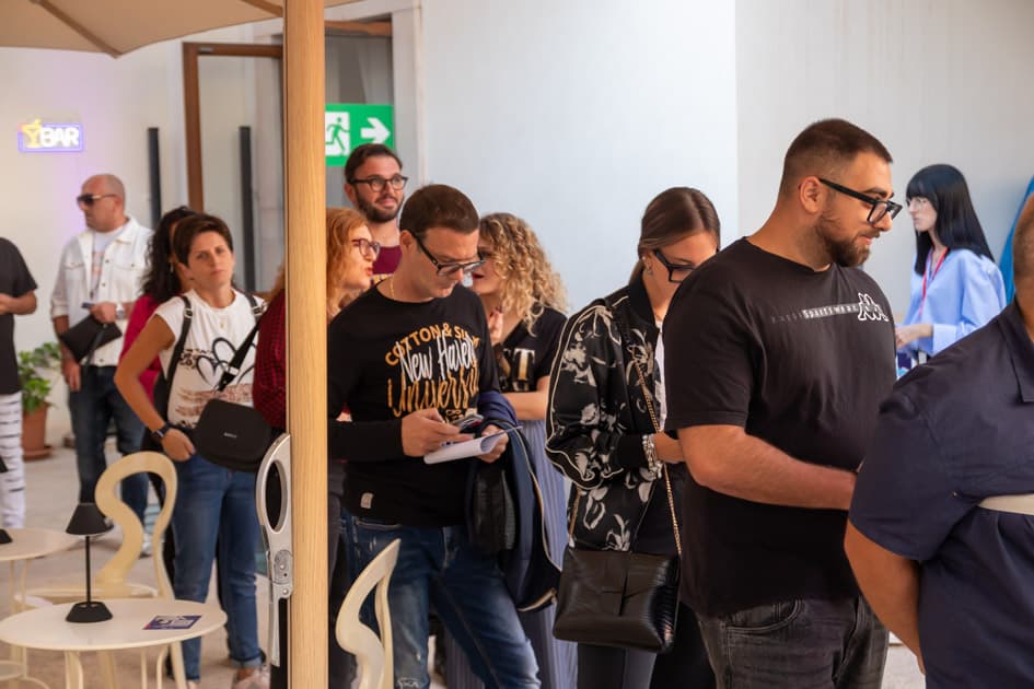 Uno scorcio della fila di candidati ansiosi di tenere il proprio colloquio di lavoro all'ApeRecruiting Job Day di Trani