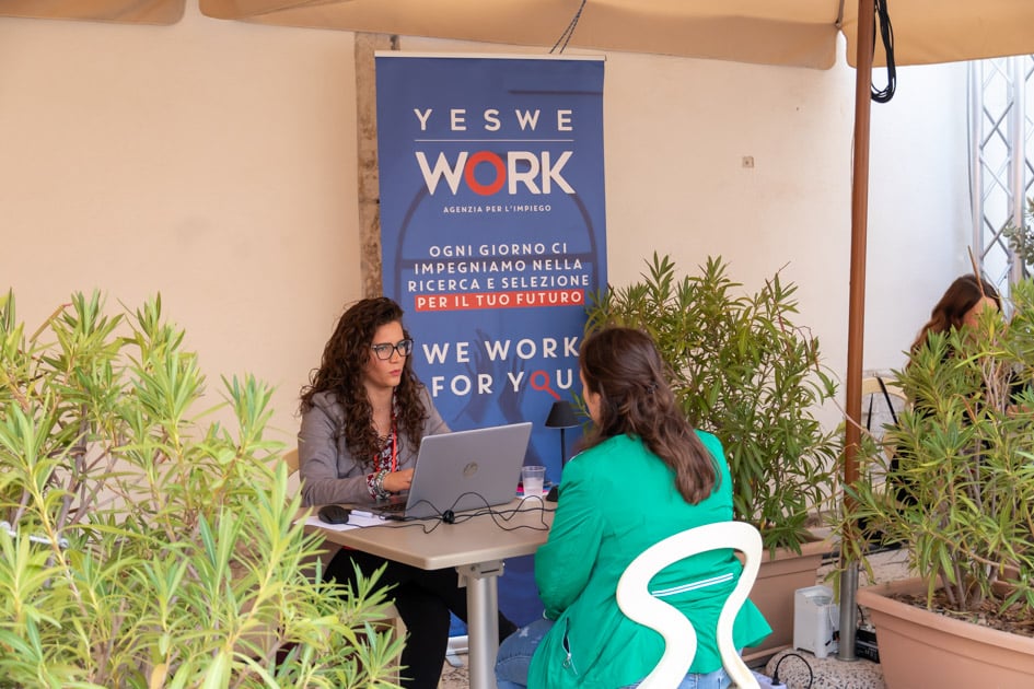 Una recruiter intervista una candidata nell'area dedicata ai colloqui di lavoro dell'ApeRecruiting Job Day Trani.