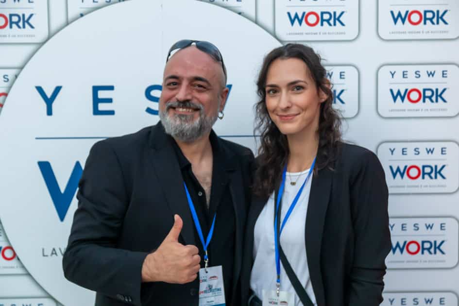 Luigi Pisanello e Nikola Ozaniakova del team Marketing ed Eventi di YesWeWork, posano per una foto all'ApeRecruiting Trani