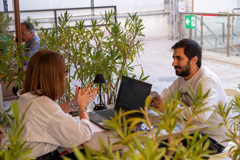La recruiter Erika ascolta un candidato durante un colloquio all'ApeRecruiting Job Day Trani organizzato da YesWeWork