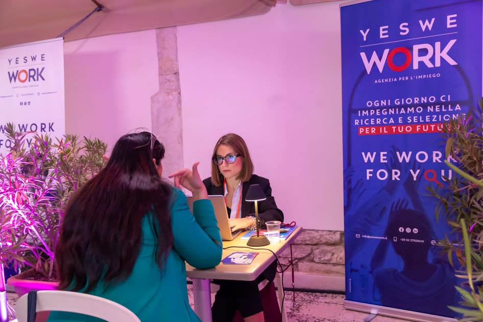 La recruiter di YesWeWork Erika, ascolta una candidata durante un colloquio di lavoro all'ApeRecruiting Job Day di Trani