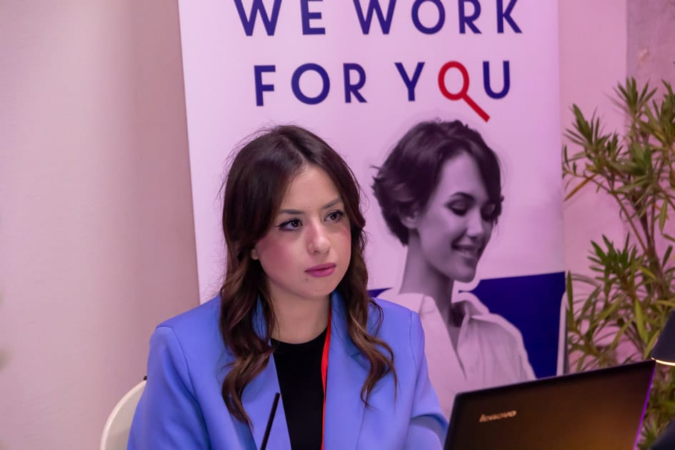 La recruiter di YesWeWork Rossella ascolta con attenzione uno dei tanti candidati presenti all'ApeRecruiting di Trani