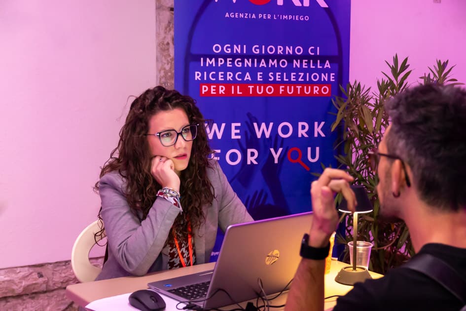 La recruiter di YesWeWork Santa ascolta con attenzione un candidato durante un colloquio all'ApeRecruiting Job Day Trani