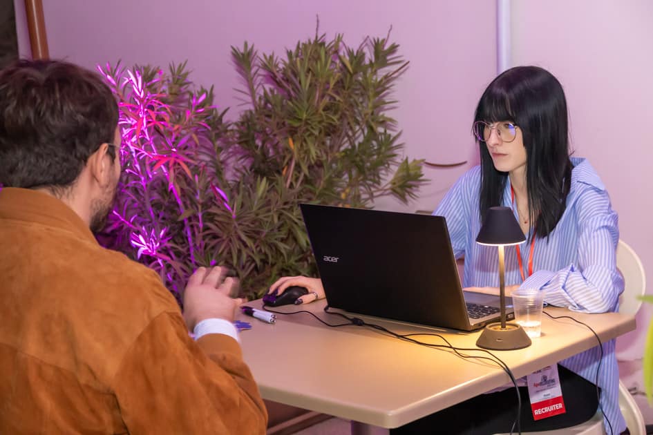 Catrin, recruiter di YesWeWork, sta facendo un colloquio di lavoro ad uno dei tanti partecipanti all'ApeRecruiting Trani