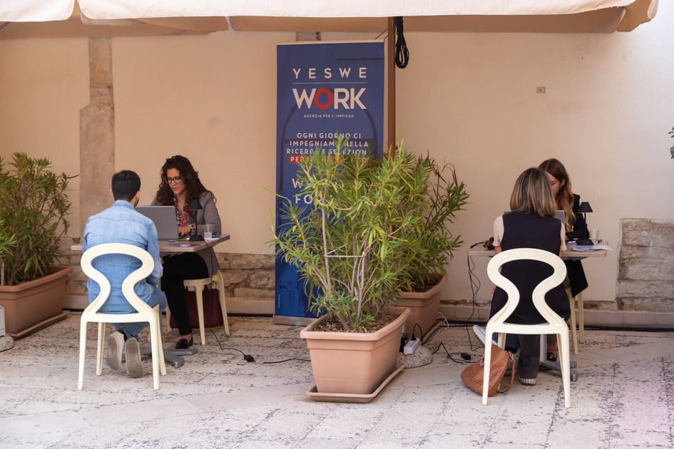 Due postazioni per il colloquio di lavoro all'ApeRecruiting Trani. Ciascuna occupata da una recruiter e un candidato