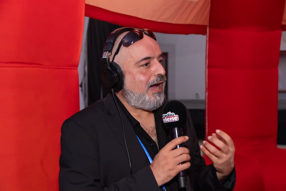 Luigi Pisanello del team YesWeWork durante un'intervista presso il box di Radio Selene all'ApeRecruiting Job Day Trani