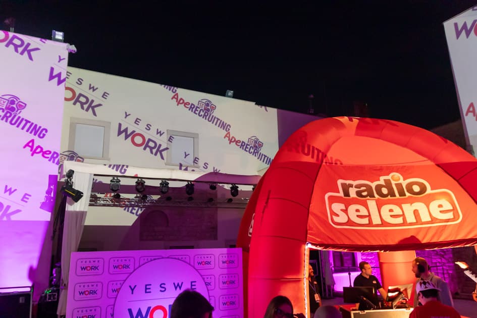 Arrivata la sera, le mura di palazzo Beltrani si colorano con proiezioni dei brand 'YesWeWork' e 'Aperecruiting'