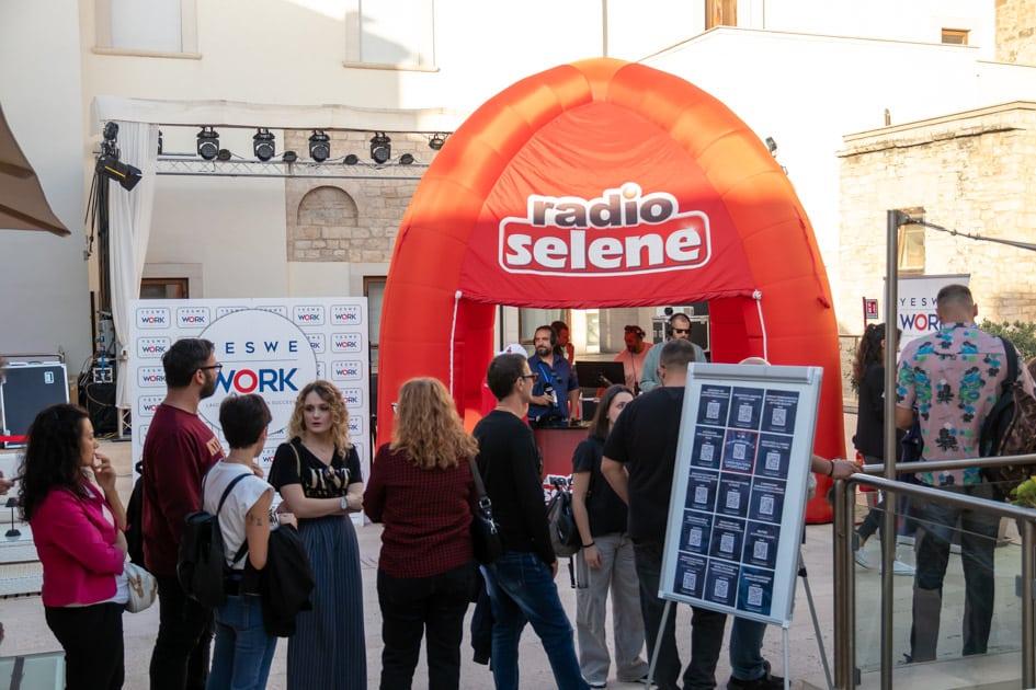 Candidati in fila attendono di essere colloquiati dalle recruiter di YesWeWork all'ApeRecruiting presso Palazzo Beltrani