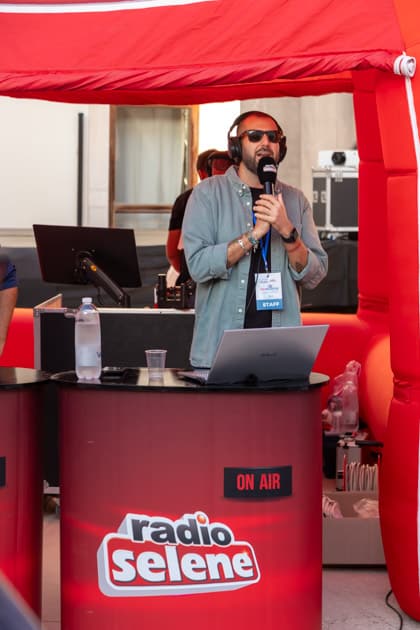Luca Catalano, speaker ufficiale dell'evento, intrattiene gli ospiti dell'ApeRecruiting Trani dal box di Radio Selene