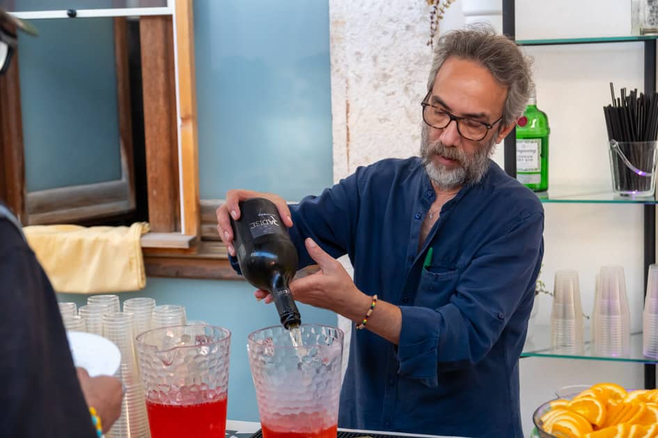 Il Barista dell'area Aperitivo del Palazzo Beltrani prepara spritz per tutti i partecipanti dell'ApeRecruiting Job Day