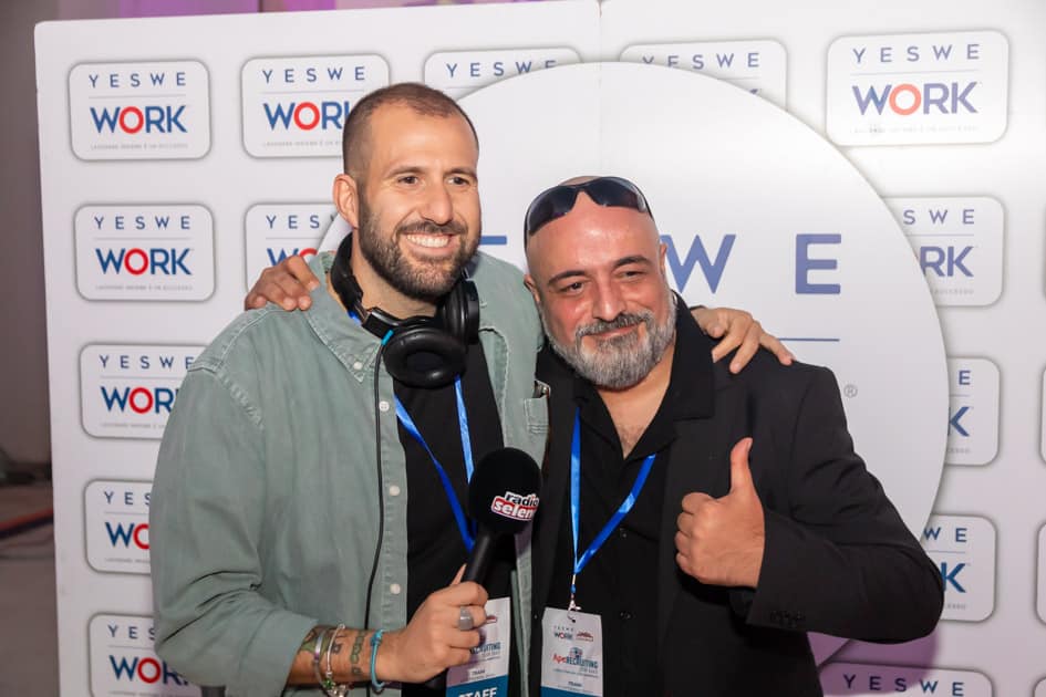 Luca Catalano di Radio Selene e Luigi Pisanello di YesWeWork posano per una foto durante un'intervista all'ApeRecruiting