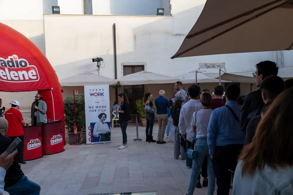 Al Palazzo Beltrani una lunga fila di candidati aspetta il proprio turno per un colloquio all'ApeRecruiting di Trani