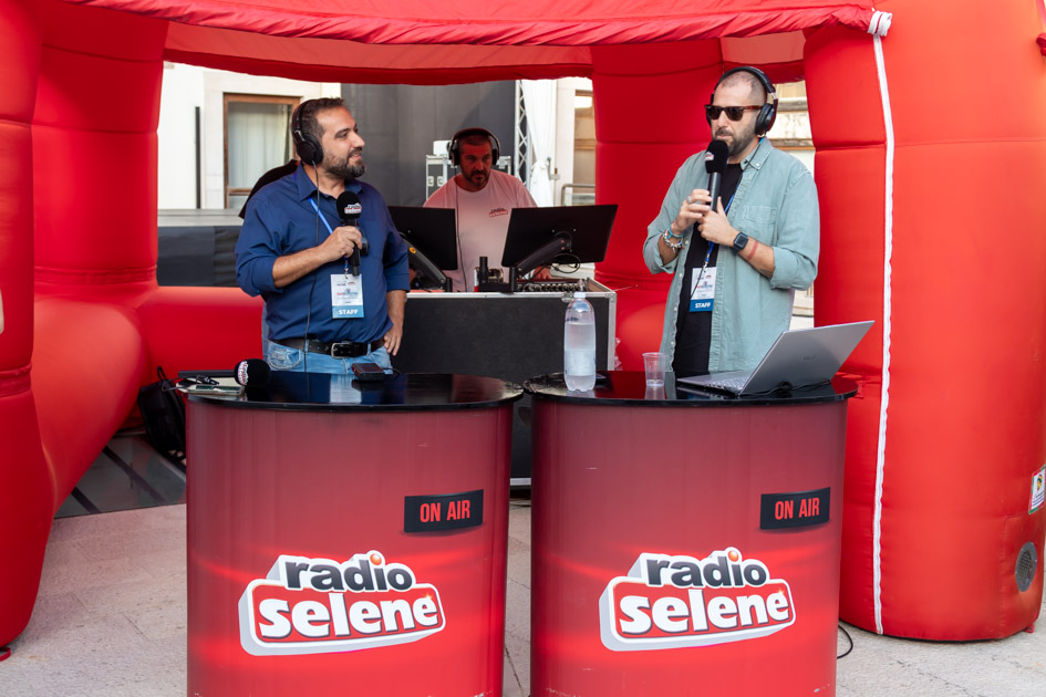 Alla postazione di Radio Selene dell'ApeRecruiting, Luca Catalano intervista Francesco De Gennaro del team YesWeWork