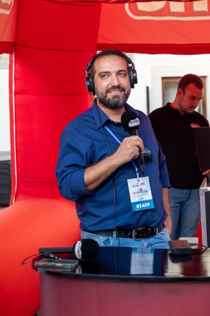 Francesco De Gennaro, del team YesWeWork, mentre viene intervistato da Radio Selene. Ha uno sguardo molto soddisfatto