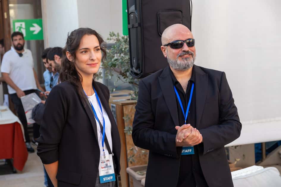 Due membri dello Staff di YesWeWork osservano soddisfatti il successo dell'evento ApeRecruiting Job Day di Trani