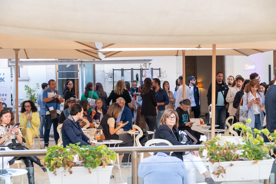 Alcuni dei partecipanti all'ApeRecruiting Job Day Trani sta seduta in completo relax nell'area aperitivo.