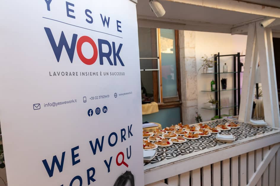 A sinistra il roll-up brandizzato YesWeWork. Dietro, a destra si intravede il banco food dell'ApeRecruiting Job Day