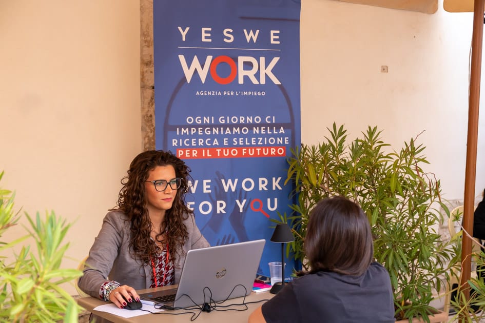 La recruiter Santa ascolta con attenzione una delle tante candidate presenti all'ApeRecruiting Job Day Trani