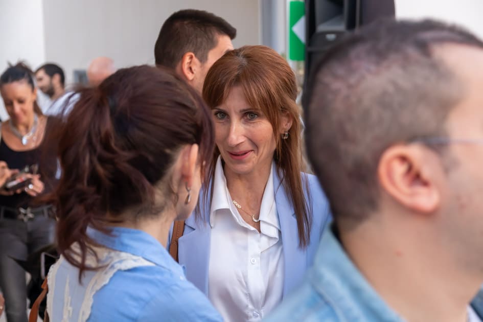 Persone in fila per il colloquio all'ApeRecruiting Job Day di Trani si intrattengono chiacchierando