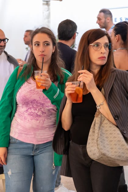 Due Ragazze si godono un peritivo mentre aspettano il loro turno per un colloqui all'ApeRecruiting Job Day Trani