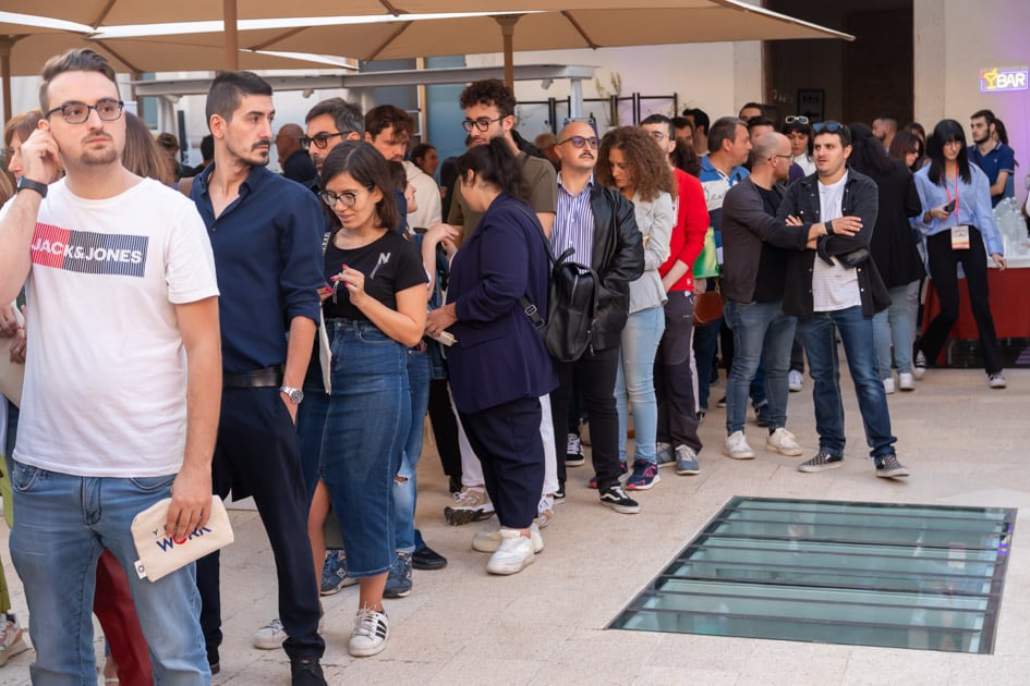 La lunga fila per un colloquio di lavoro non scoraggia i tanti candidati accorsi all'ApeRecruiting Job Day di Trani