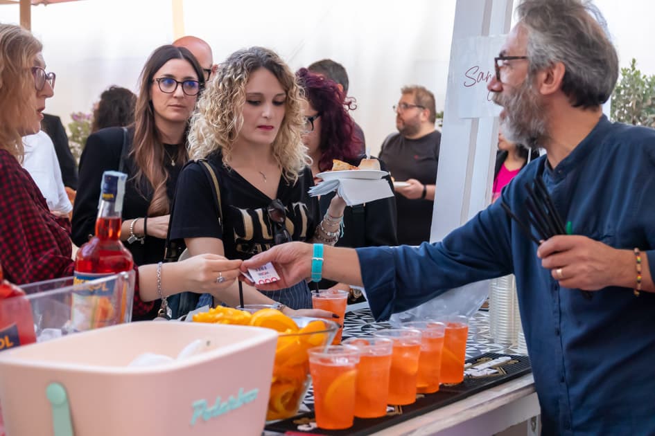 Al Bar dell'ApeRecruiting Job Day Trani il barista ritira i ticket free drink per servire alcuni dei partecipanti