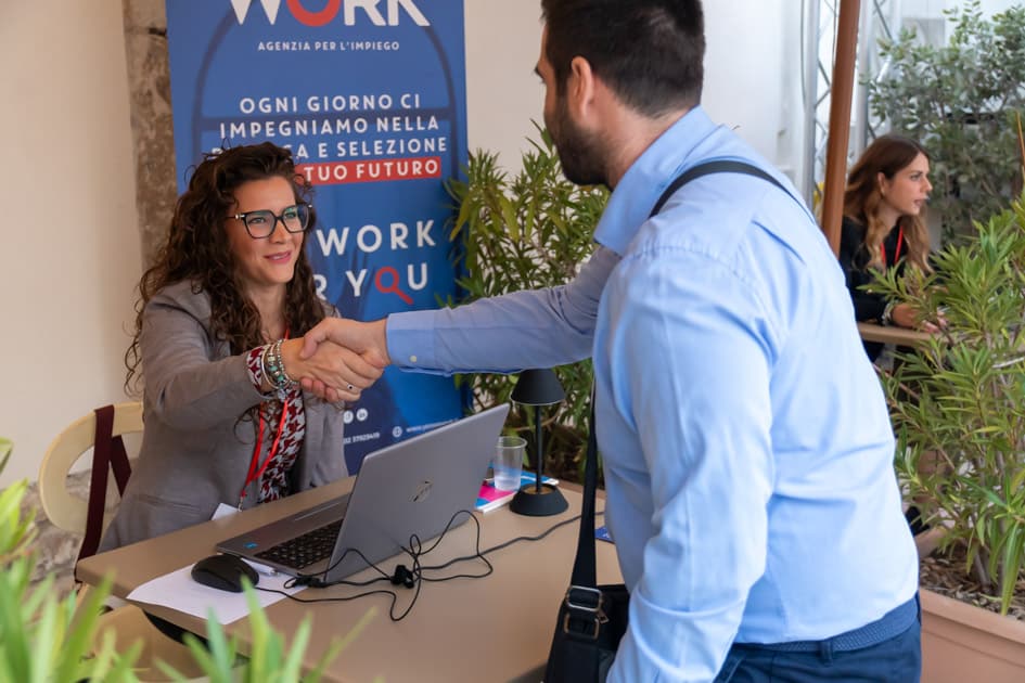 Un candidato stringe la mano ad una recruiter dopo aver terminato il suo colloquio di lavoro all'ApeRecruiting di Trani