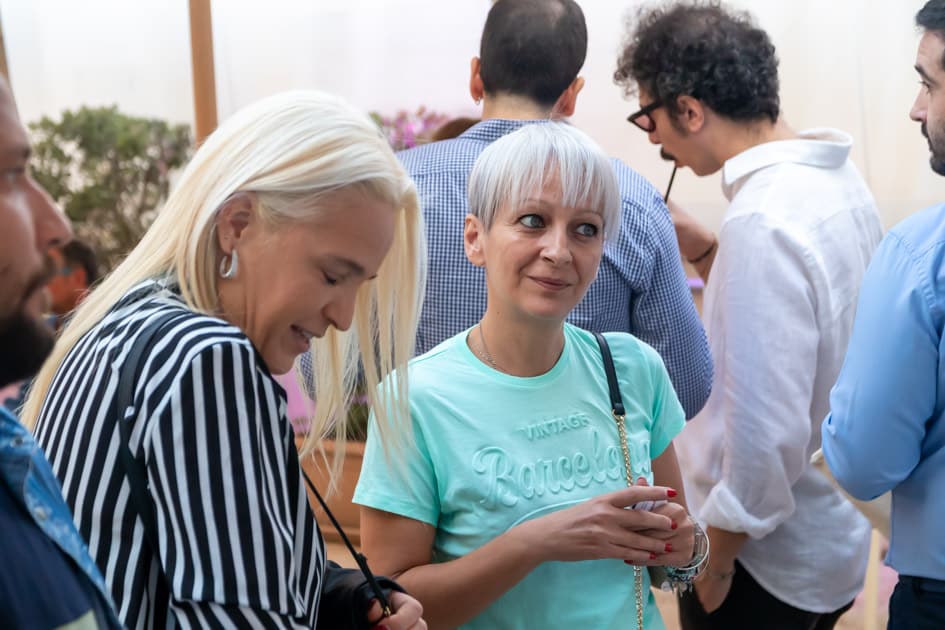 Persone di ogni genere ed età si intrattengono chiacchierando mentre fanno la fila per un colloquio all'ApeRecruiting