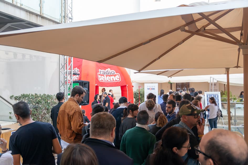 Una lunga fila di candidati in attesa di fare un colloquio di lavoro all'ApeRecruiting Job Day Trani.